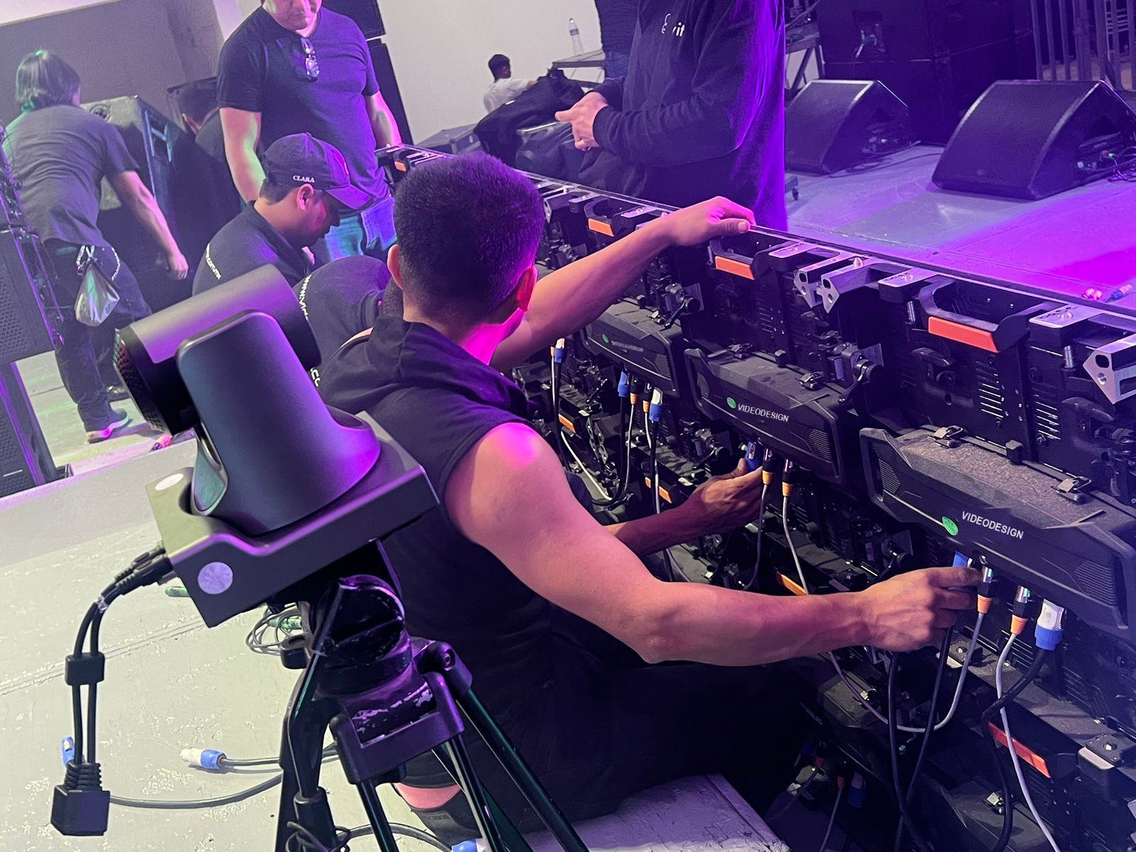 Técnicos de VideoDesign instalando paneles LED modulares en una estructura