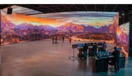 Panoramic LED wall at an events venue in Guadalajara, with operators in front of the screen