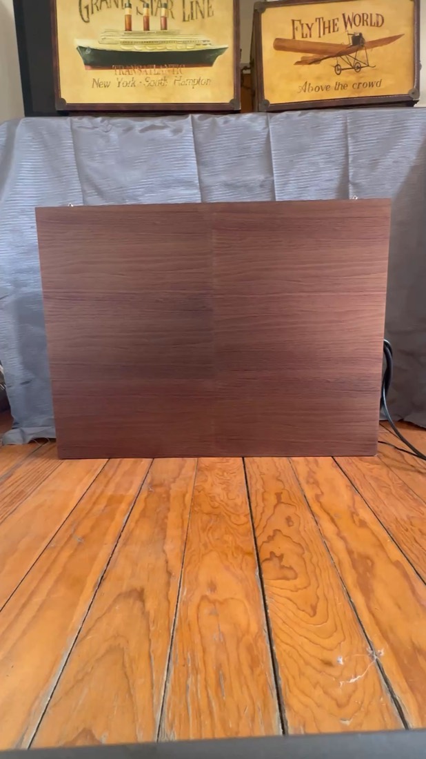 Muro con acabado de madera en un interior; es una pantalla Morphix apagada